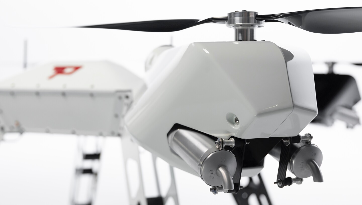 Mientras que un tanque de combustible alimenta los motores de gas, los motores eléctricos del dron Firefly funcionan con una batería de litio de 60 V/5000 mAh.